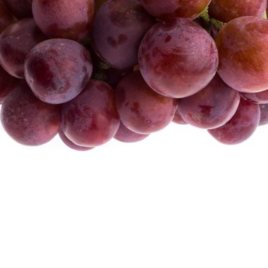 Beyaz üzerine izole edilmiş kırmızı üzüm.