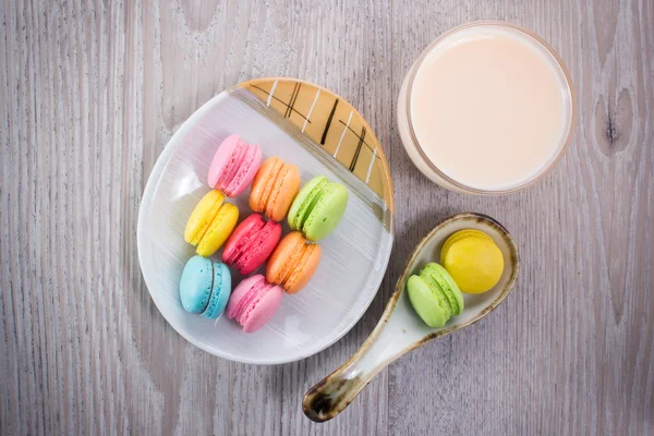 Macaroons coloridos doces em um fundo de madeira — Fotografia de Stock