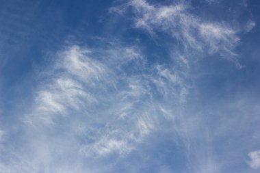 Bulutlara yakın mavi gökyüzü