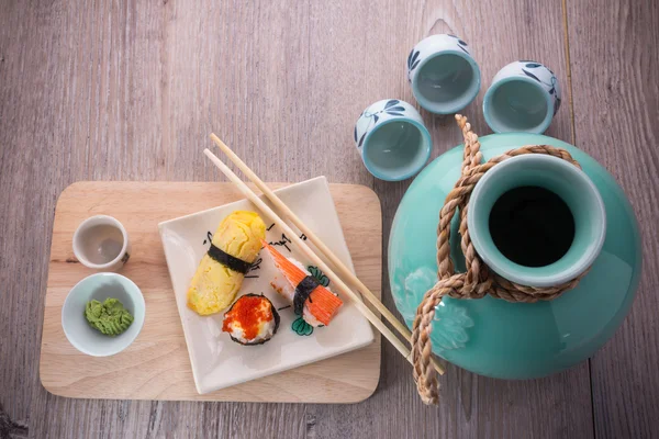 Японские суши и сакэ — стоковое фото