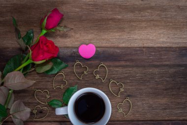 ahşap tahta üzerinde kırmızı gül