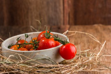 Eski ahşap zemin üzerine taze kiraz domates