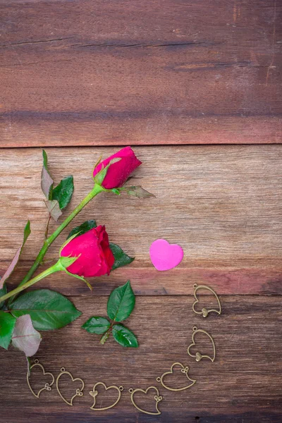 Czerwone róże na deska — Zdjęcie stockowe