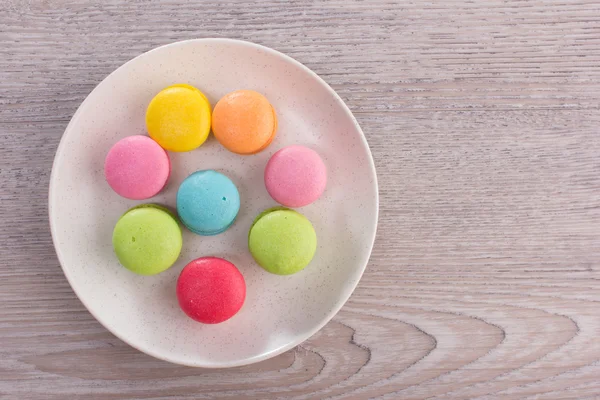 Macarons colorés doux sur un fond de bois — Photo