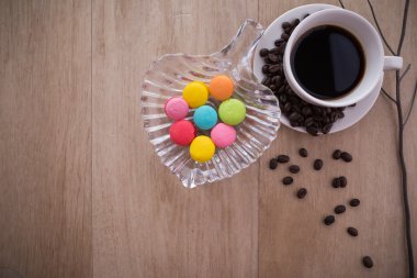 fincan espresso kahve renkli Fransız macarons ile