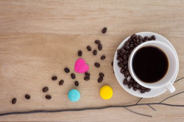 fincan espresso kahve renkli Fransız macarons ile