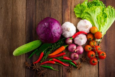 Eski ahşap arka plan üzerinde sebze