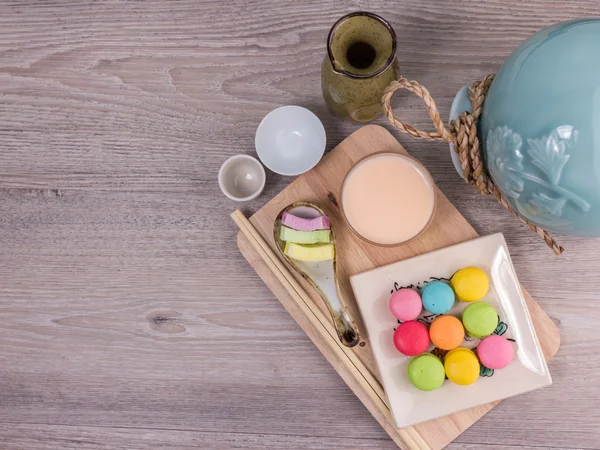 Macarrones dulces y coloridos sobre un fondo de madera — Foto de Stock