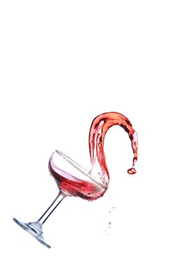 Kırmızı şarap bardağa dökülür.