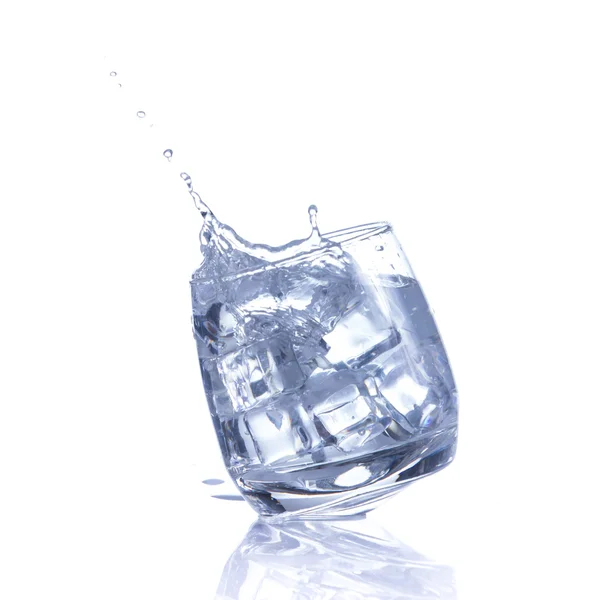 Νερό χύνεται ένα ποτήρι με παγάκια — Φωτογραφία Αρχείου
