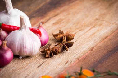 Eski ahşap arka plan üzerinde sebze