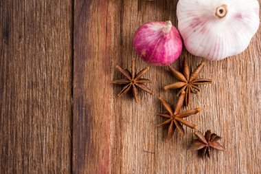 Eski ahşap arka plan üzerinde sebze