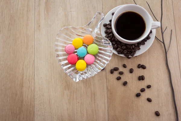 Taza de café expreso con coloridos macarrones franceses — Foto de Stock