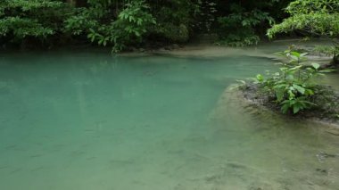 Derin orman şelale Tayland (Erawan şelale)