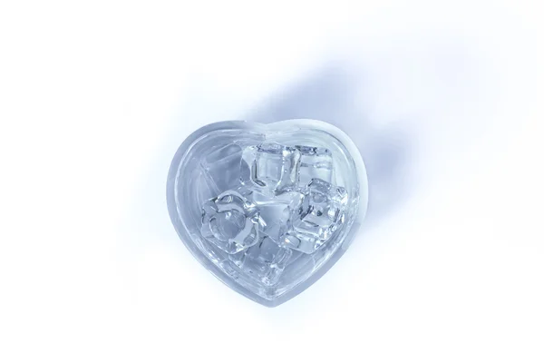 Вода в стеклянном сердце на белом фоне — стоковое фото