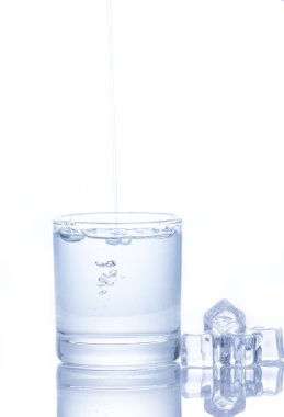 Su bir bardak buz küpleri ile içine dökülür