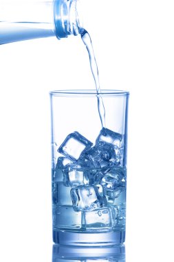 Su bir bardak buz küpleri ile içine dökülür