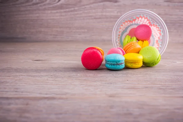 Söta färgglada macaroons på trä bakgrund — Stockfoto