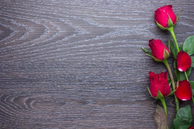 Ahşap arka planda kırmızı güller