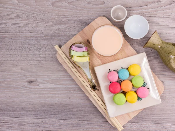 Macarrones dulces y coloridos sobre un fondo de madera — Foto de Stock