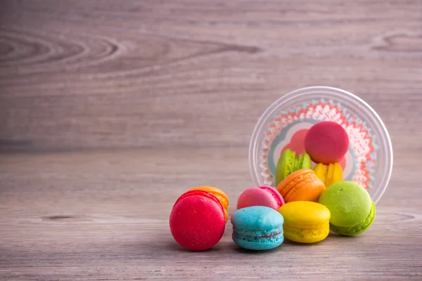 Macarons colorés doux sur un fond de bois — Photo