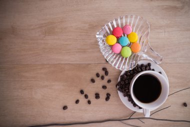 fincan espresso kahve renkli Fransız macarons ile