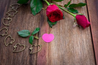 ahşap tahta üzerinde kırmızı gül