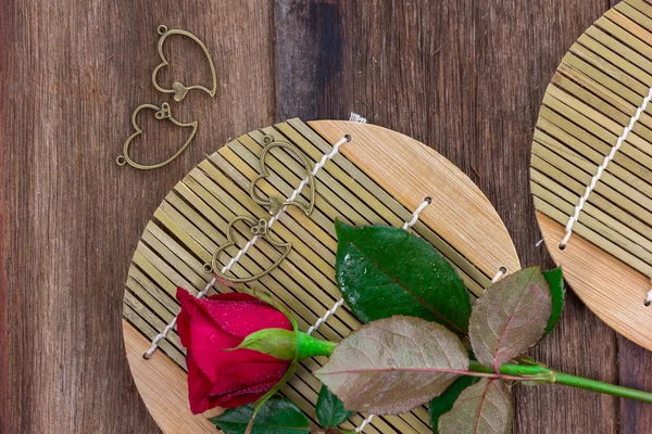 Czerwone róże na tle starego drewna (koncepcja valentine) — Zdjęcie stockowe