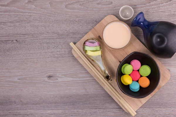 Macarrones dulces y coloridos sobre un fondo de madera — Foto de Stock