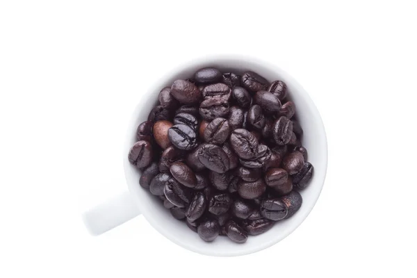 Granos de café en taza de cerámica aislada en fondo blanco — Foto de Stock