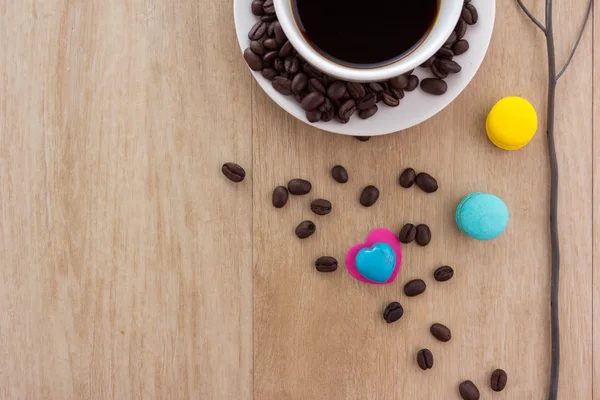 Taza de café expreso con coloridos macarrones franceses — Foto de Stock