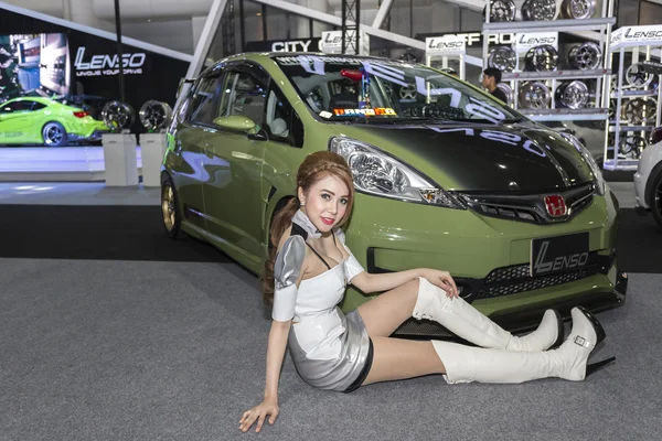 BANGKOK - 4 de diciembre de 2015: Modelo no identificado con coche Honda o —  Fotos de Stock