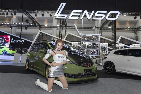 BANGKOK - 4 de dezembro de 2015: Modelo não identificado com carro Honda o — Fotografia de Stock