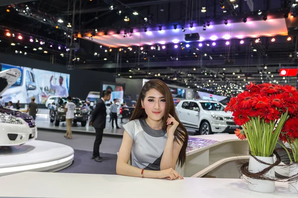 Bangkok - 4 December 2015: Oidentifierade modell med Nissan bil — Stockfoto