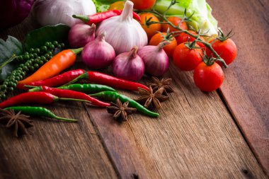 Eski ahşap arka plan üzerinde sebze