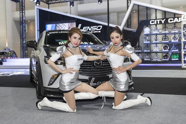 Modelo não identificado com Mazda carro — Fotografia de Stock