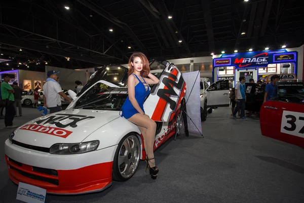 Oidentifierade modell med bil på den 32: a Thailand International Motor Expo 2015 — Stockfoto