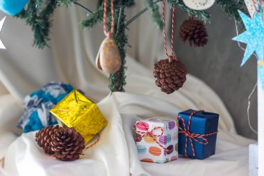 Noel ağacı ve süslemeler