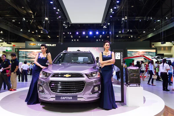 Modelo não identificado com carro Chevrolet Captiva em exposição — Fotografia de Stock