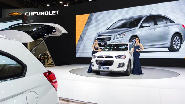 Niet-geïdentificeerde model met Chevrolet Captiva auto op display — Stockfoto