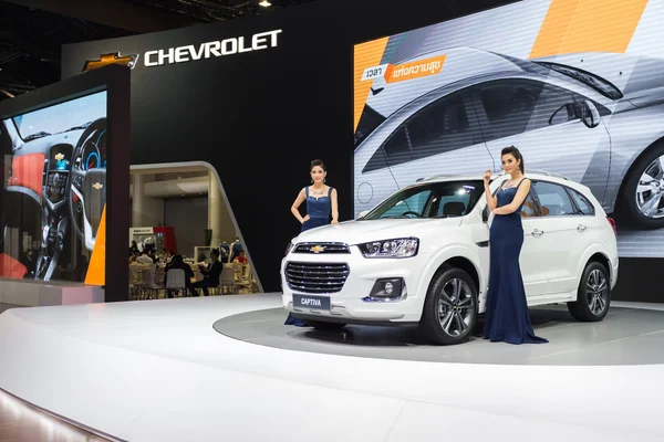 Modelo não identificado com carro Chevrolet Captiva em exposição — Fotografia de Stock