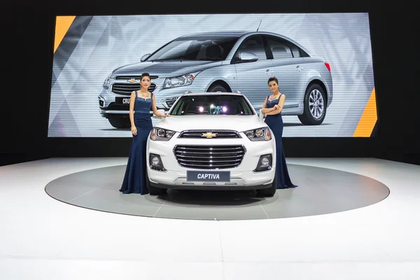 Modelo não identificado com carro Chevrolet Captiva em exposição — Fotografia de Stock