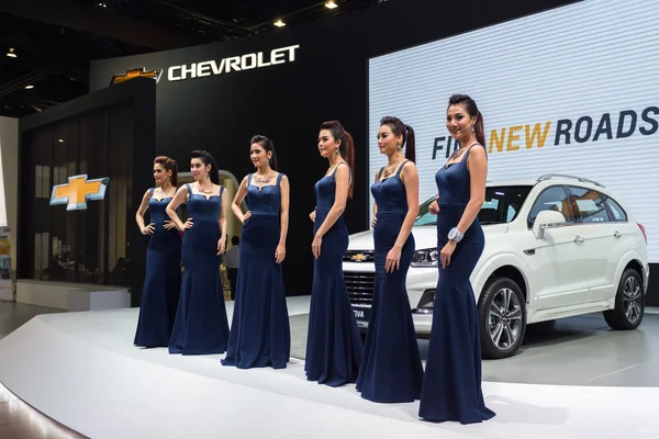 Modello non identificato con auto Chevrolet Captiva in mostra — Foto Stock