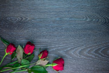 Ahşap arka planda kırmızı güller