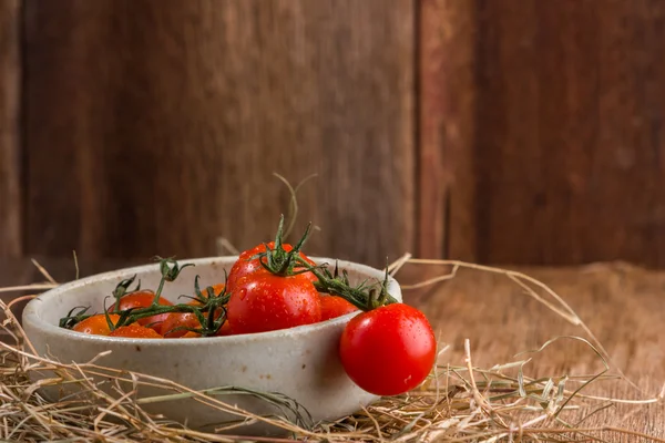 Pomodori ciliegia freschi su sfondo vecchio legno — Foto Stock