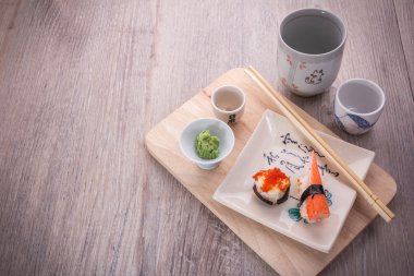 suşi eski ahşap üzerine ayarla