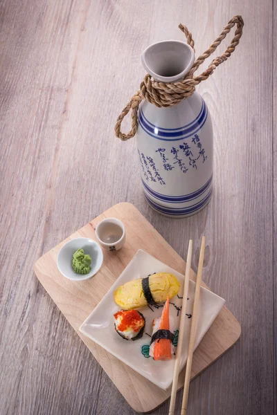 Japon suşi ve sake set — Stok fotoğraf