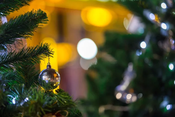 Arbre de Noël et décorations sur fond bokeh couleur — Photo