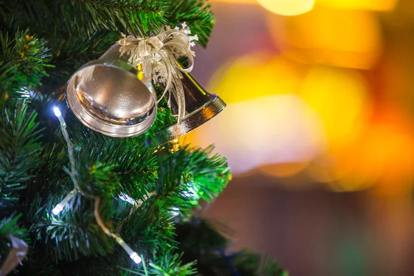 Árbol de navidad y decoraciones sobre fondo bokeh color — Foto de Stock