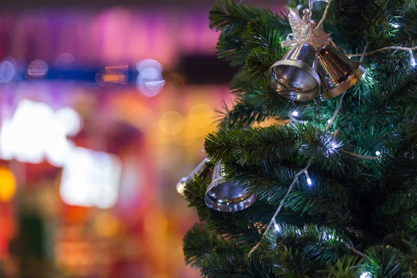 Árbol de navidad y decoraciones sobre fondo bokeh color — Foto de Stock